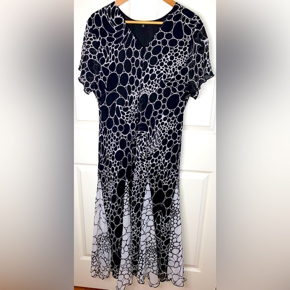 The Pyramid Collection Black And White Circles Abstract Pleated Maxi Dress 1x